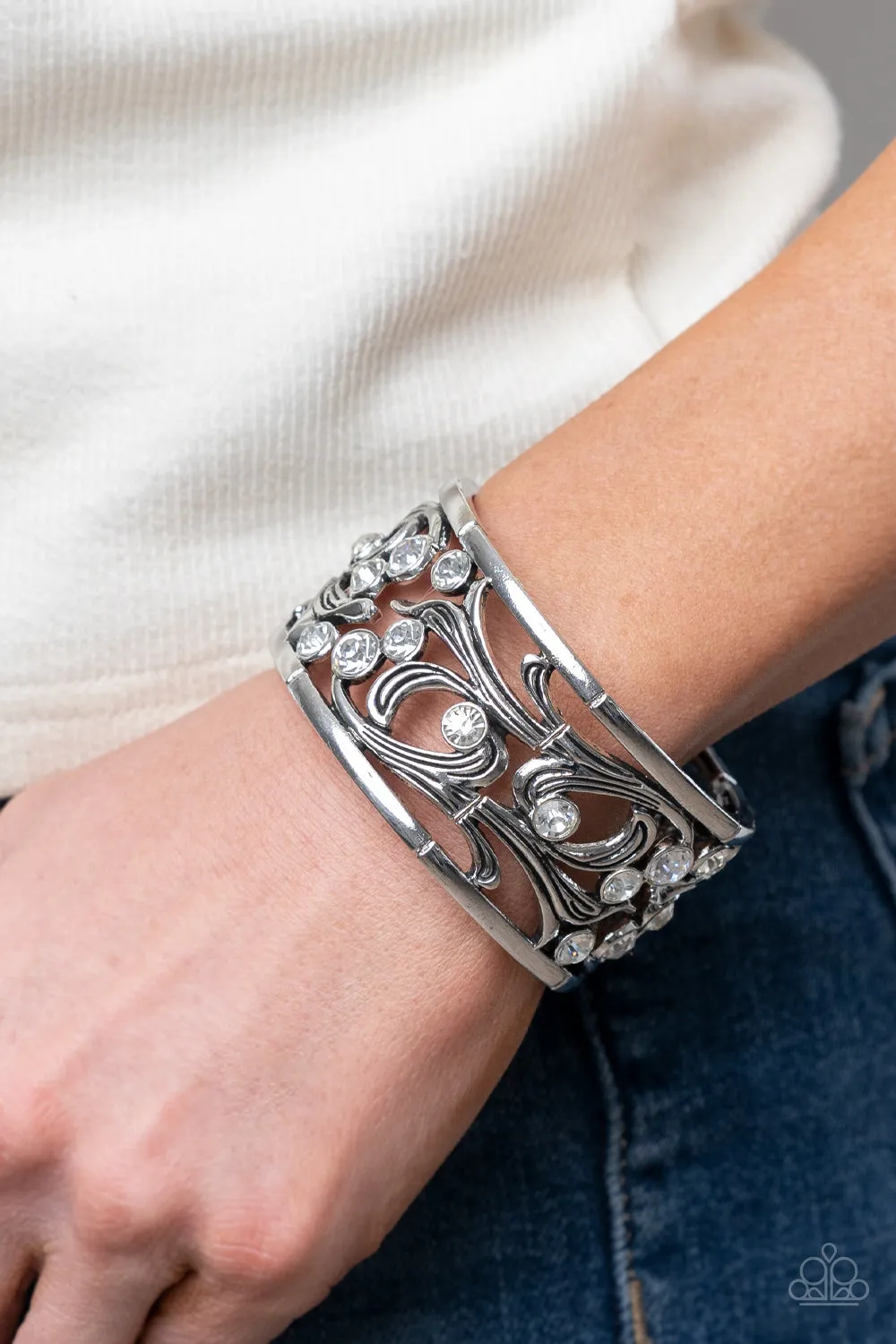 Garden Masquerade - White Bracelet: Floral-themed White Bracelet for an Elegant Look.