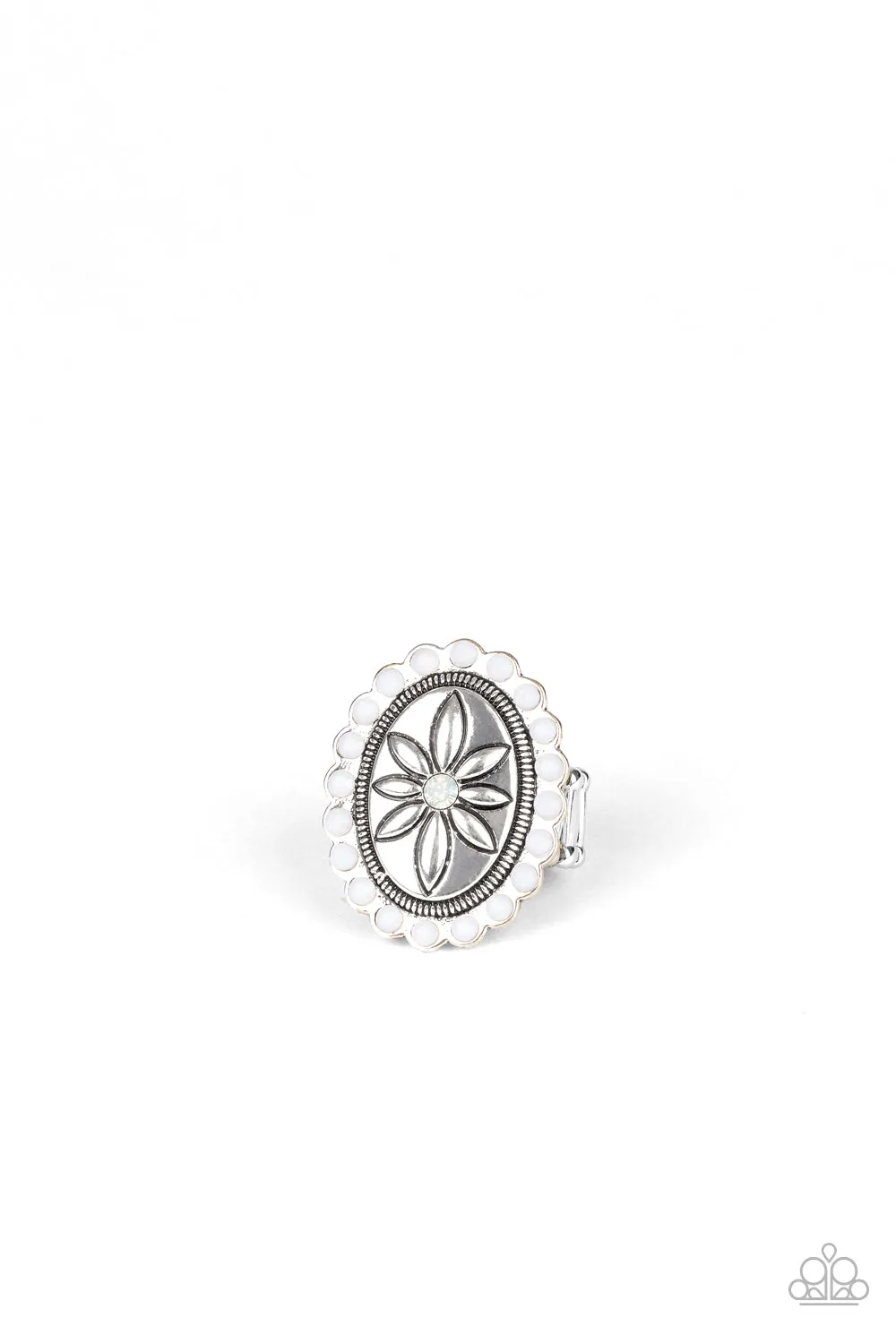 Garden Paradise - White Ring: A beautiful garden with stunning white flowers surrounding a central ring structure.