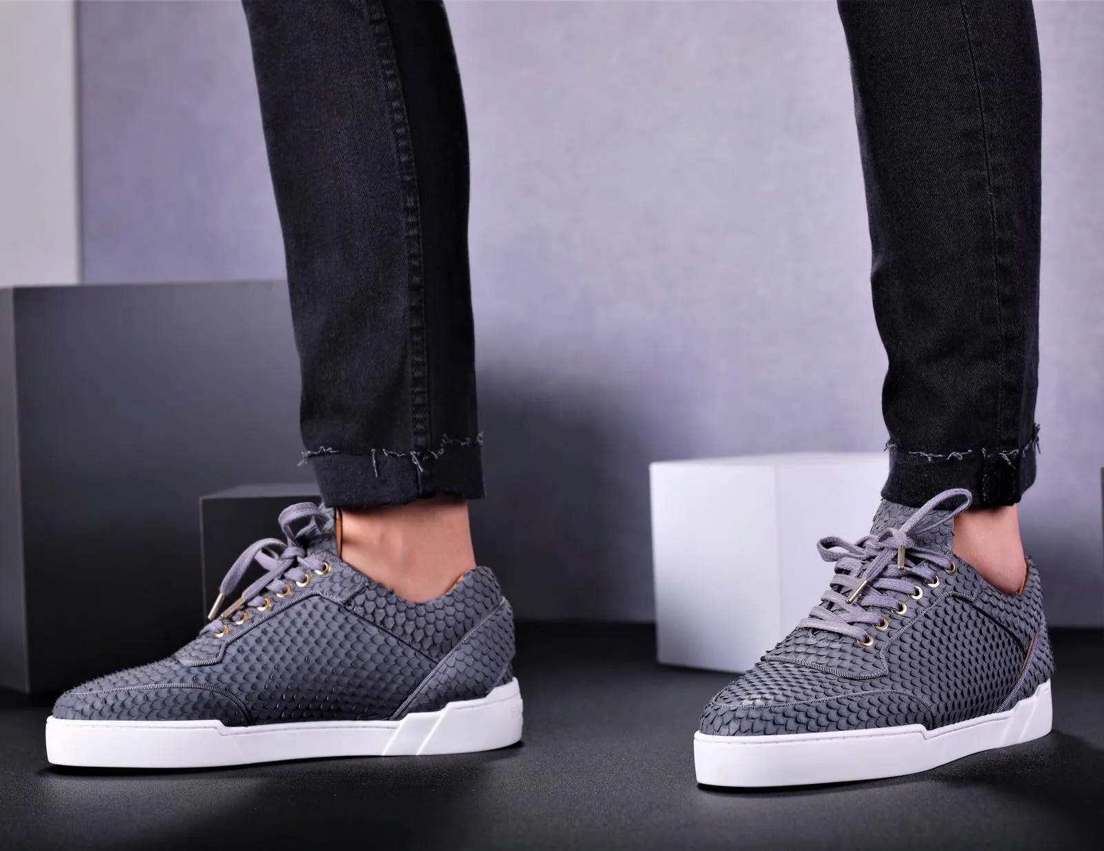 Low-Top Carbon Grey Cobra Cut shoes