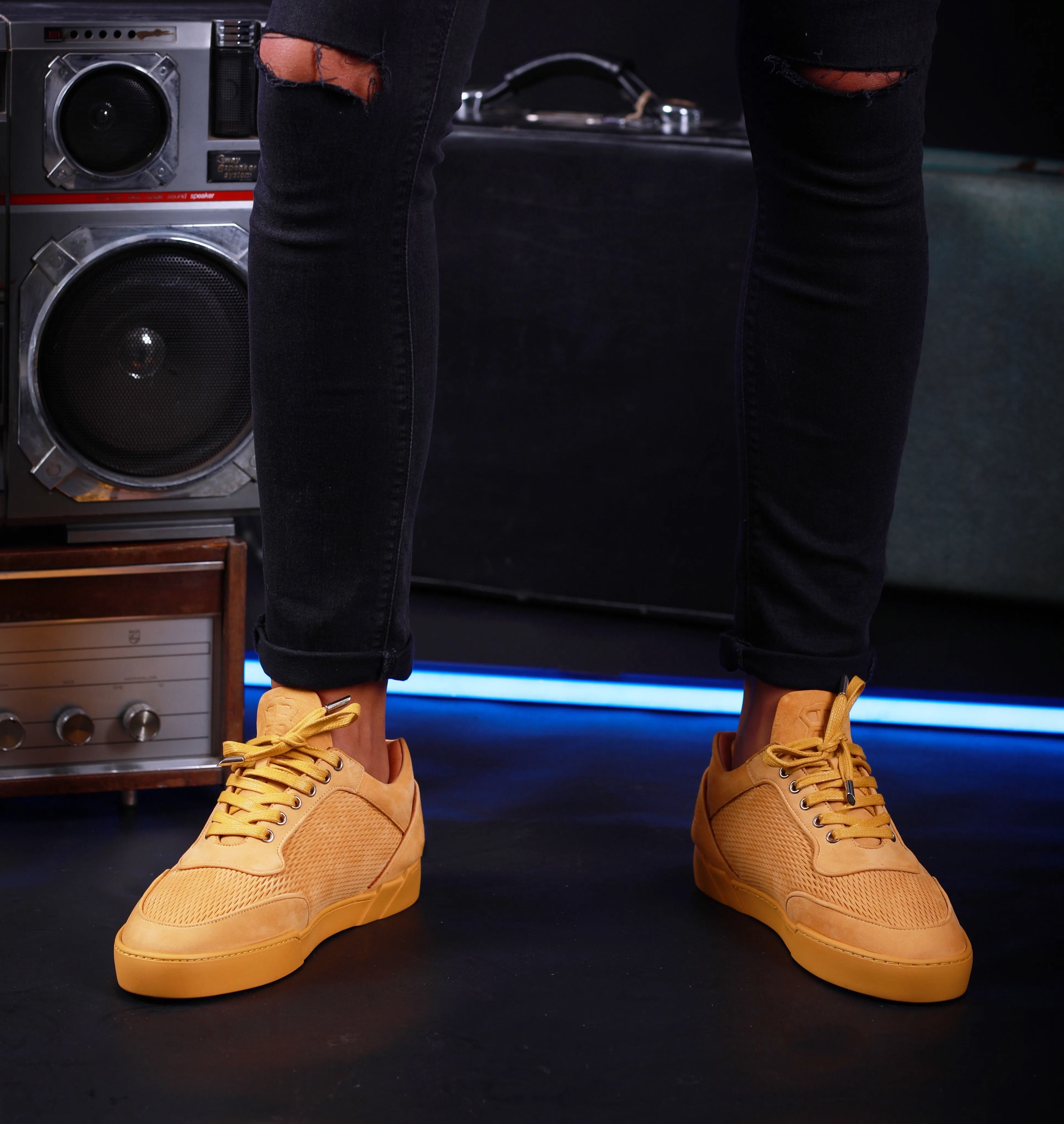 Low-Top Mustard - Google SEO optimized Result: Mustard Low-Top Sneakers.