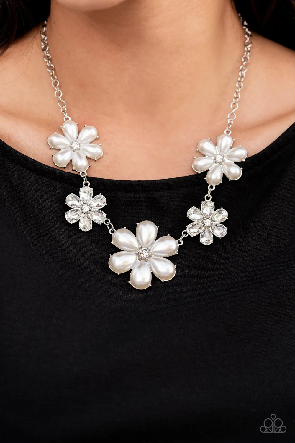 White Flower Necklace - Blooming Strongly